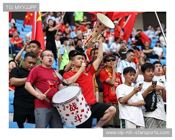 现场观众呐喊助威，热度似奥运，场下的观众呐喊助威