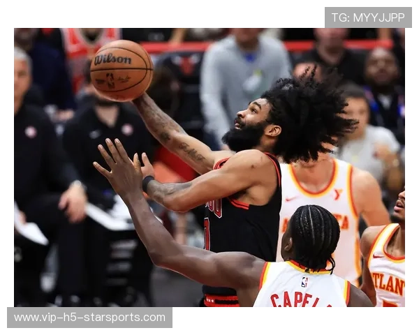 特雷·杨拉文上演空中对决,老鹰主场飘逸球风击穿公牛防线